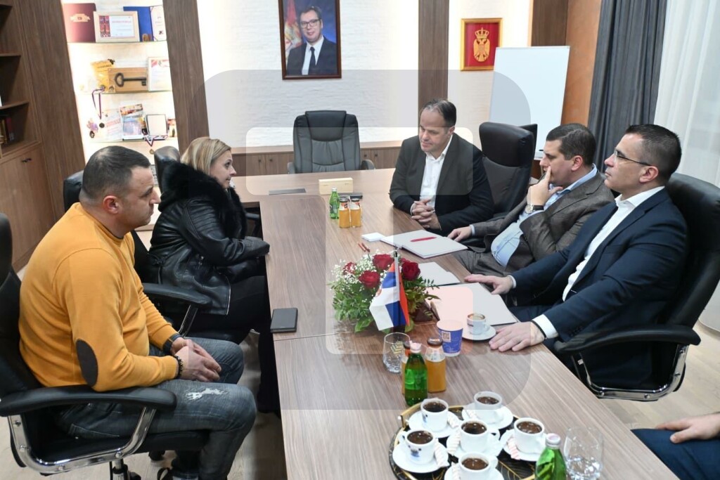 Milićević u Velikoj Plani razgovarao sa građanima: Naš cilj je stabilna i jaka Srbija