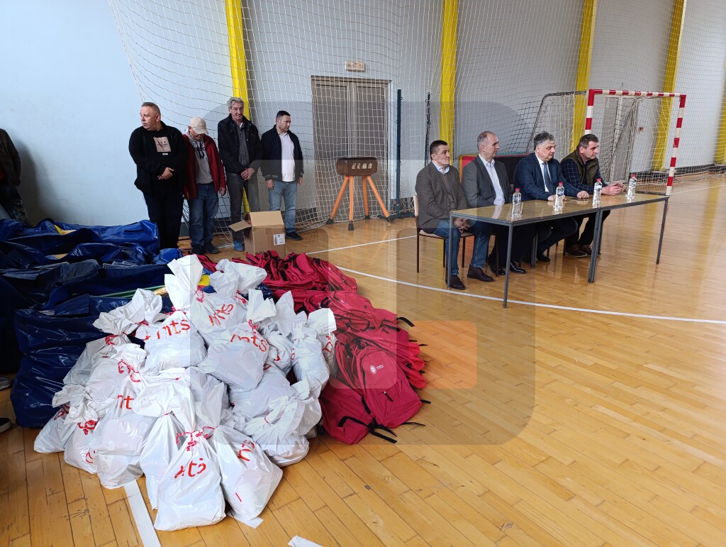 Lučić u R. Glavi:U OŠ "B.Perić" postavljena bazna stanica,doniramo i atletsku stazu