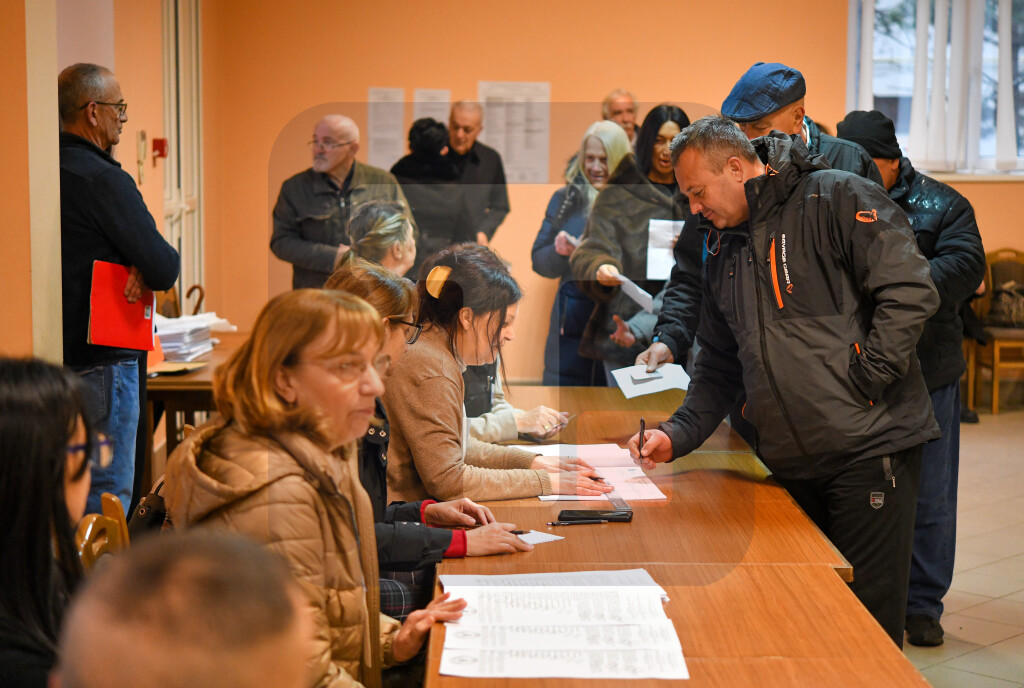 Prvi na listi oko SNS u Kuli Dragan Kapičić glasao na biračkom mestu u Omladinskom domu