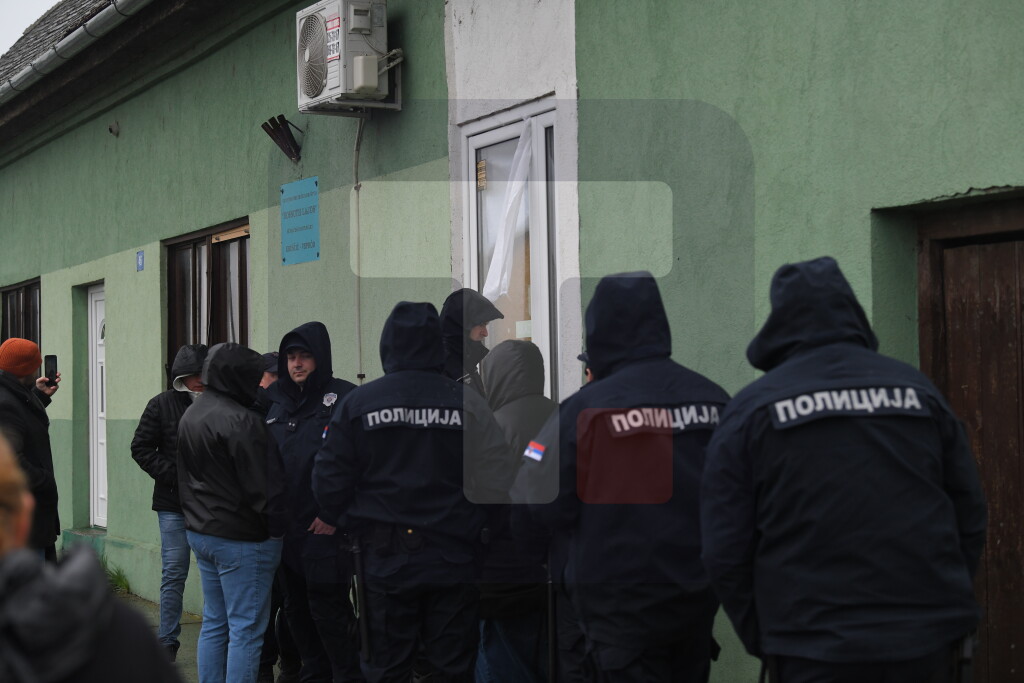 U Kruščiću se pristalice opozicije okupile ispred Mađarskog doma,gde su članovi SNS-a