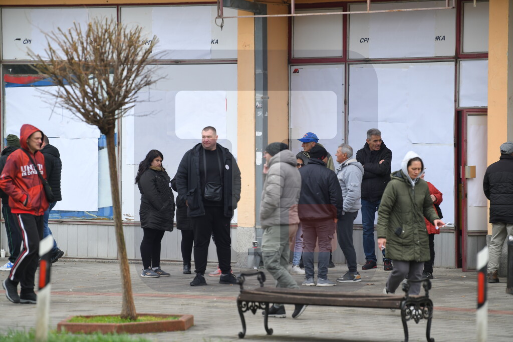 Pristalice opozicije okupile se ispred više objekata u Crvenki i Kuli