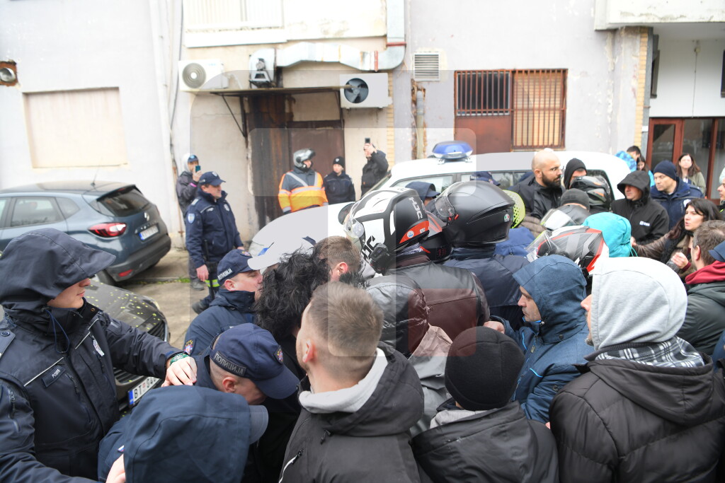 U Crvenki pristalice opozicije i dalje okupljene ispred prostorija SNS-a