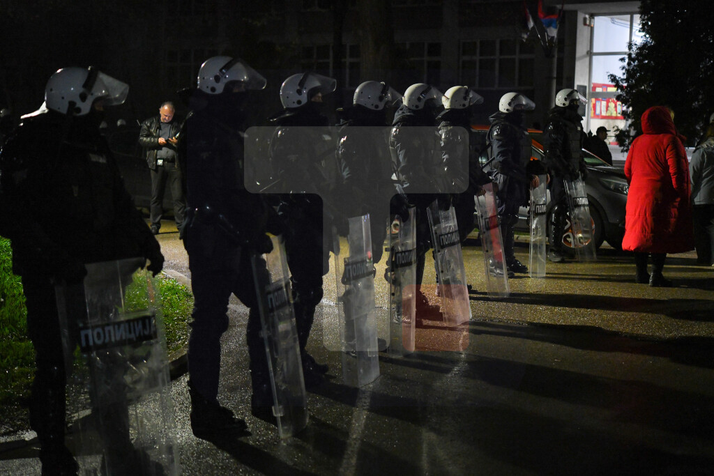 Kula - Policija obezbeđuje zatvaranje biračkog mesta