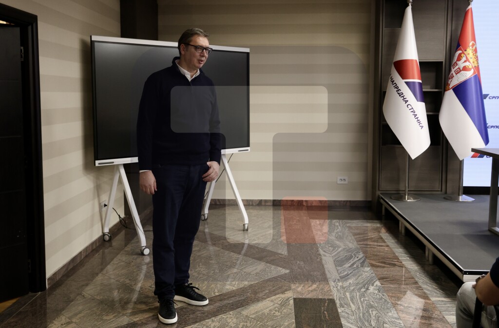 Vučić stigao u prostorije SNS, obraća se oko 22.00 sata