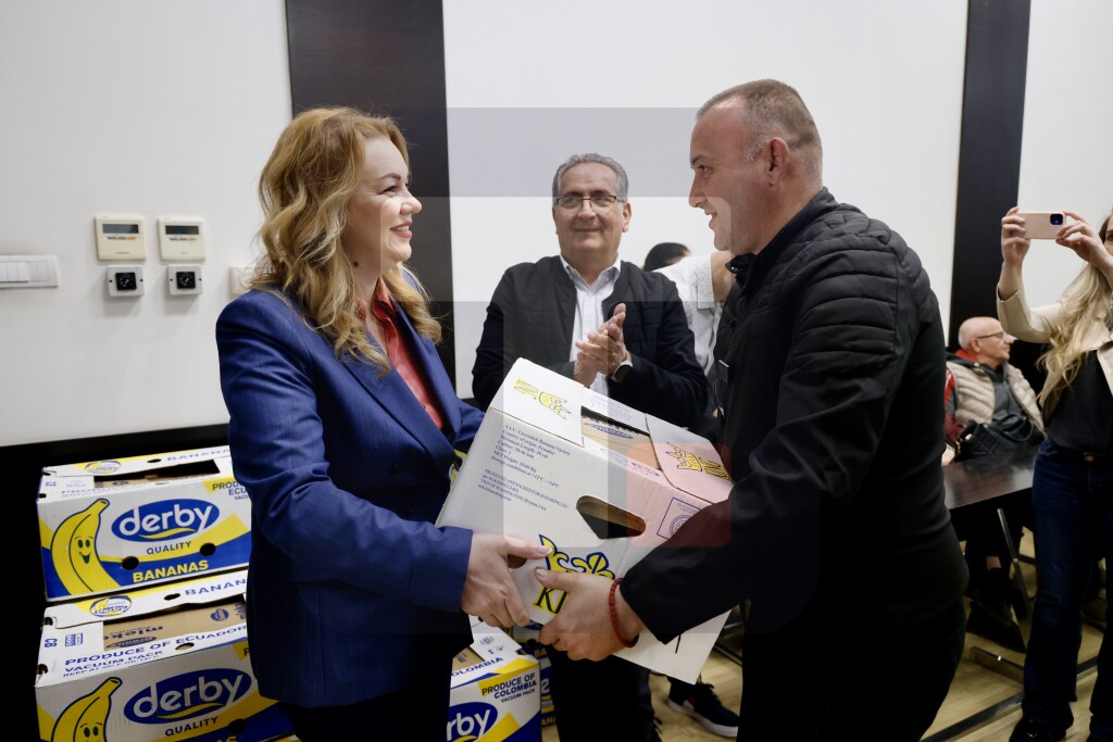 Uručeni paketi za 166 porodica inerno raseljih i izbeglica u Kraljevu