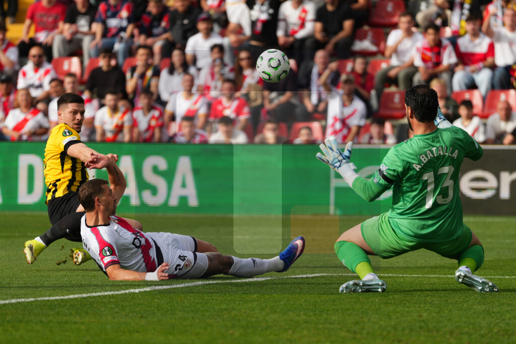 Fudbaleri Rajo Valjekana deklasirali AEK u prvom meču četvrtfinala Lige konferencije