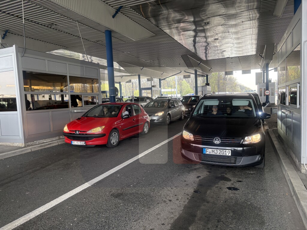 Na Batrovcima kolone duže od kilometra u obe trake,putnička vozila čekaju sat vremena