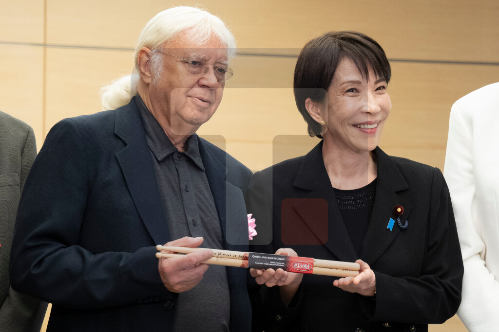 Takaiči primila članove benda Dip Parpl u svom kabinetu