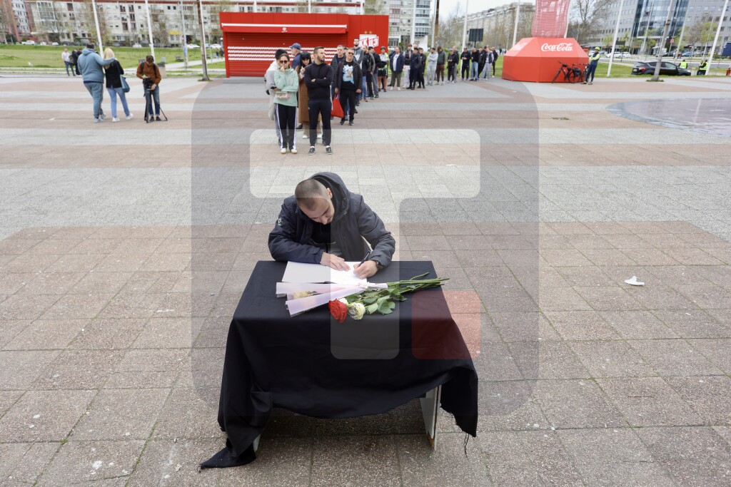 Upisivanje u knjigu žalosti povodom smrti Duška Vujoševića