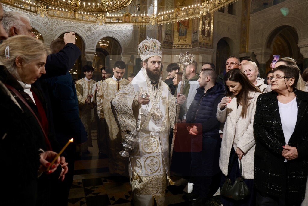 U Hramu Svetog Save u Beogradu vernicima podeljen Blagodatni oganj iz Jerusalima