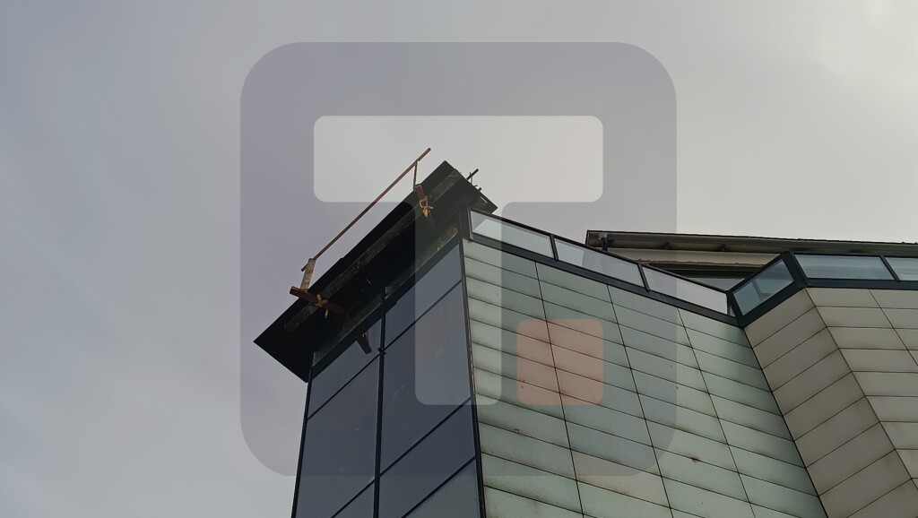 Pao deo drvene konstrukcije sa tržnog centra "Nork" u Novom Sadu, povređena žena