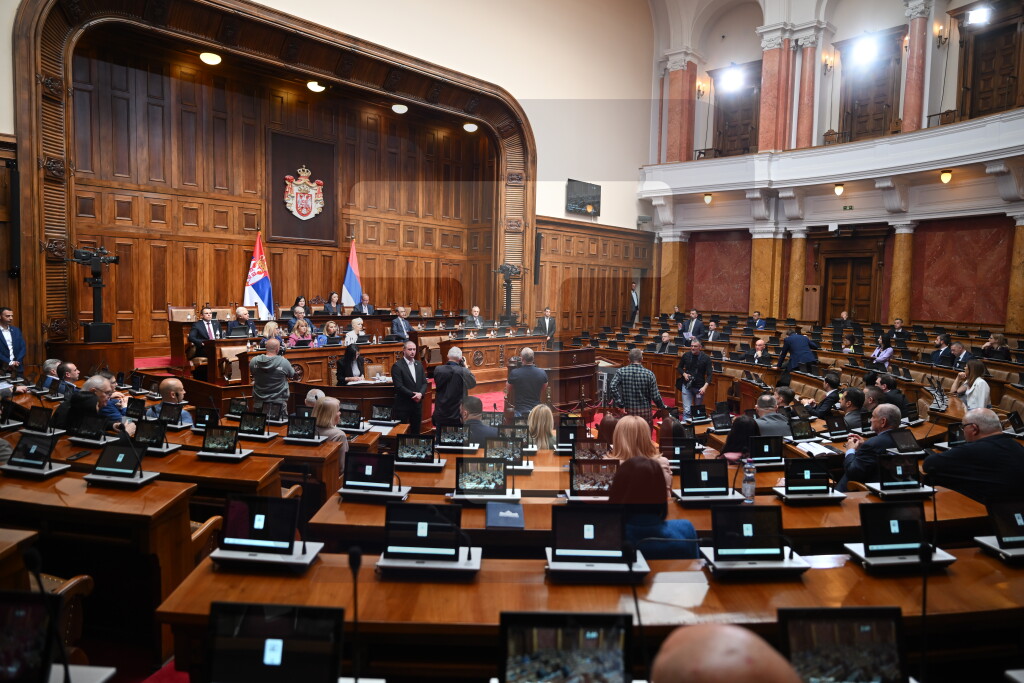 Nastavljena sednica Skupštine Srbije, poslani postavljaju pitanja