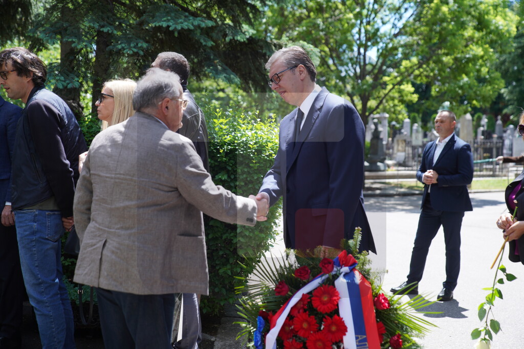 Vučić na Novom groblju izrazio saučešće porodici Vladimira Cvetkovića