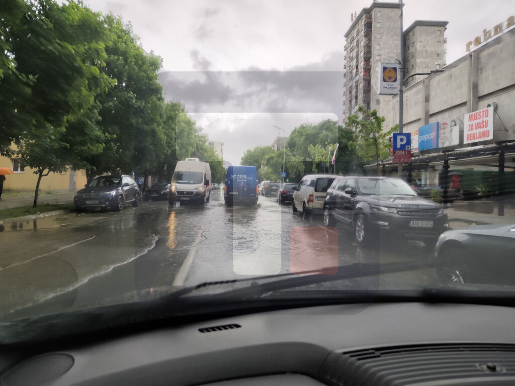 Јako nevreme stiglo u Srpsku; Olujni vetar i grad pričinili materijalnu štetu