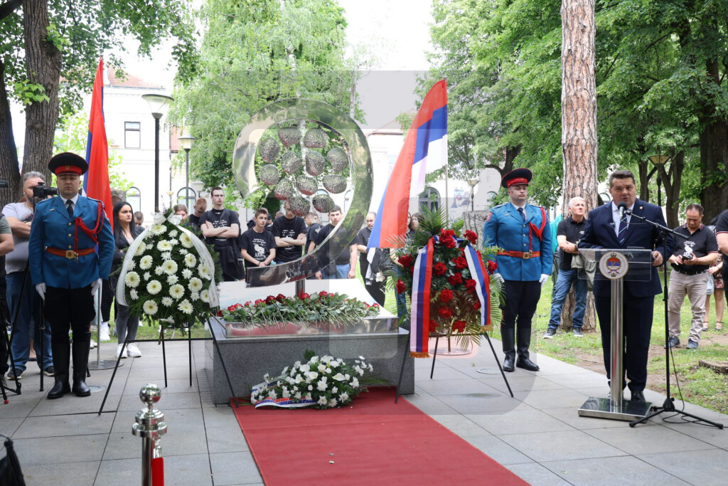 Banjaluka: Venci i cveće na spomen-obeležju "Život"