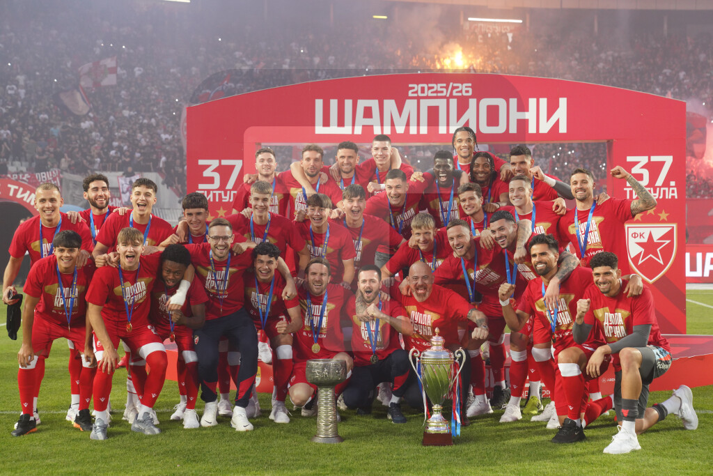 Fudbalerima Crvene zvezde uručen trofej i dodeljene medalje namenjene šampionu Srbije
