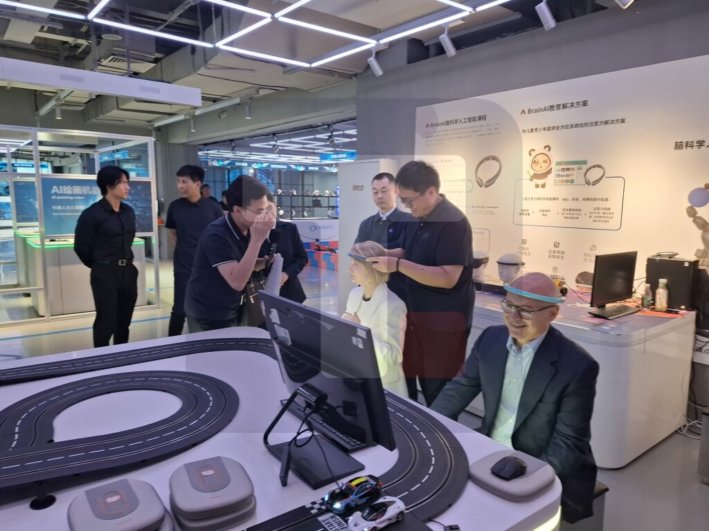 Vučević sa delegacijom SNS obišao kompaniju ZTE,superfabriku Xiaomi Auto i Svet robot