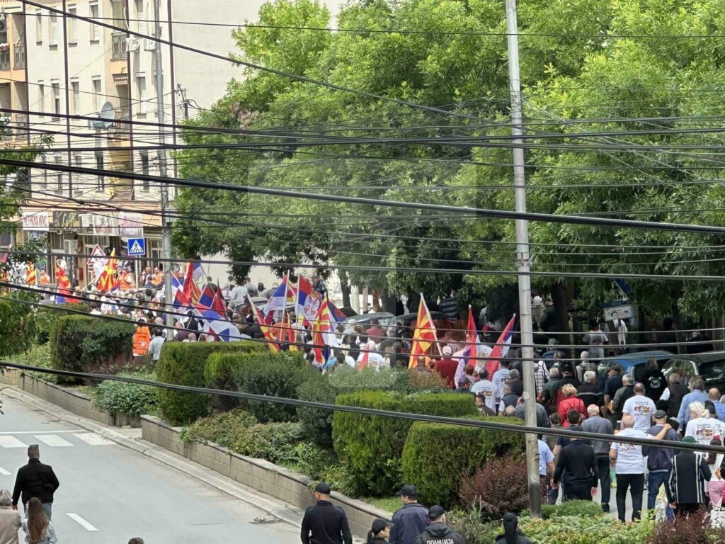 Kumanovo: Na velikom skupu podrške predsedniku Vučiću okupio se veliki broj građana