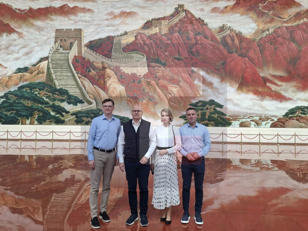 Delegacija SNS posetila Muzej Komunističke partije Kine u Pekingu