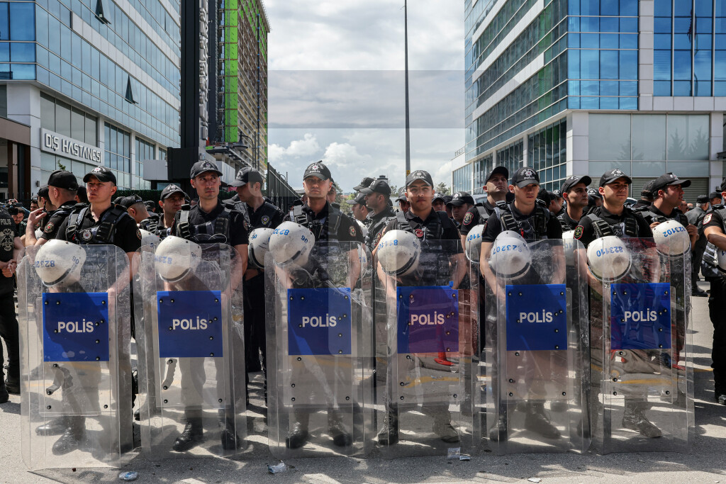 Sukobi u sedištu CHP u Ankari posle smene lidera opozicije, bačen suzavac