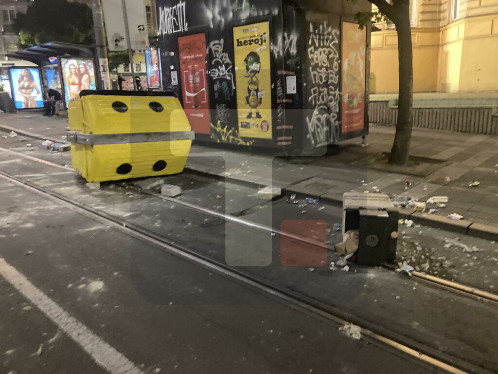 Gradska čistoća osudila vandalizam i uništavanje kontejnera na jučerašnjem protestu