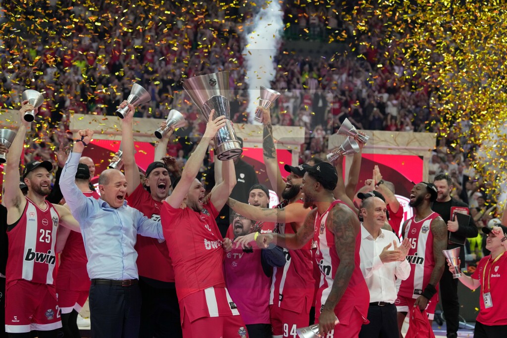 Košarkaši Olimpijakosa u spektakularnom finalu savladali Real i osvojili Evroligu
