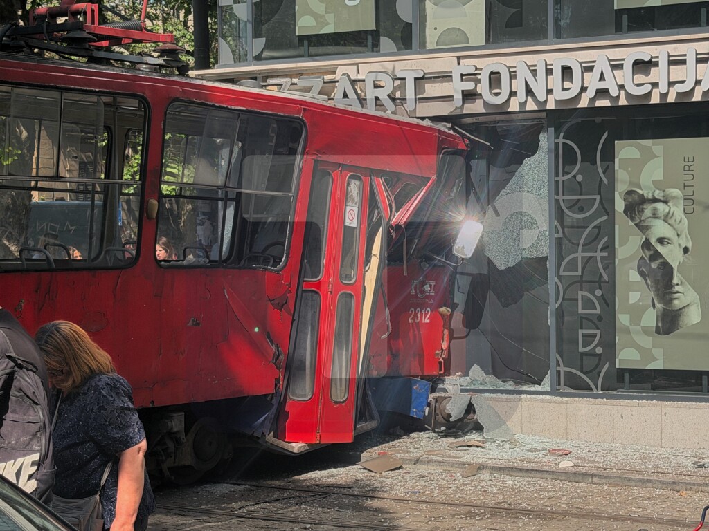 U Beogradu tramvaj izleteo iz šina i udario u izlog, povređeno više ljudi