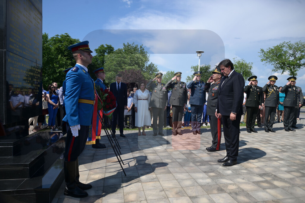 Ministri odbrane Srbije i Azerbejdžana položili vence u Spomen-kompleksu Slobodište
