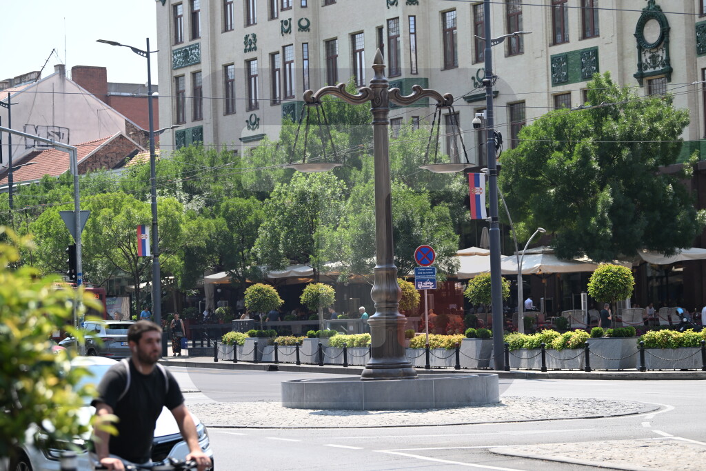 Na Terazijama postavljena skulptura u obliku vage sa dva tasa