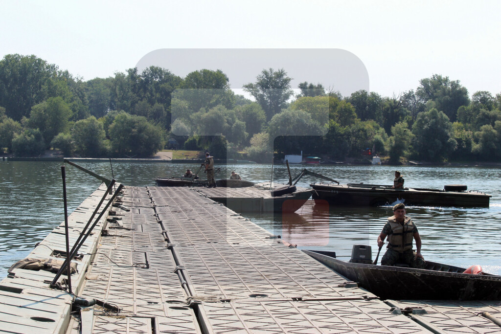 Vojska Srbije postavila pontonski most do Velikog ratnog ostrva