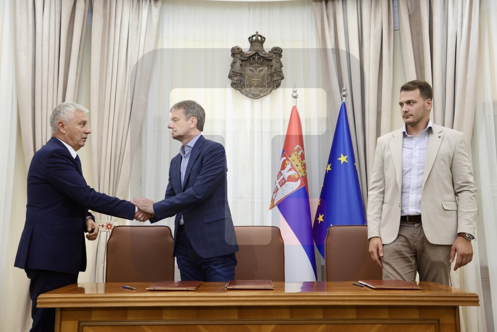 Glišić potpisao ugovor o rekonstrukciji škole u Oparićima vredan skoro 15 miliona RSD