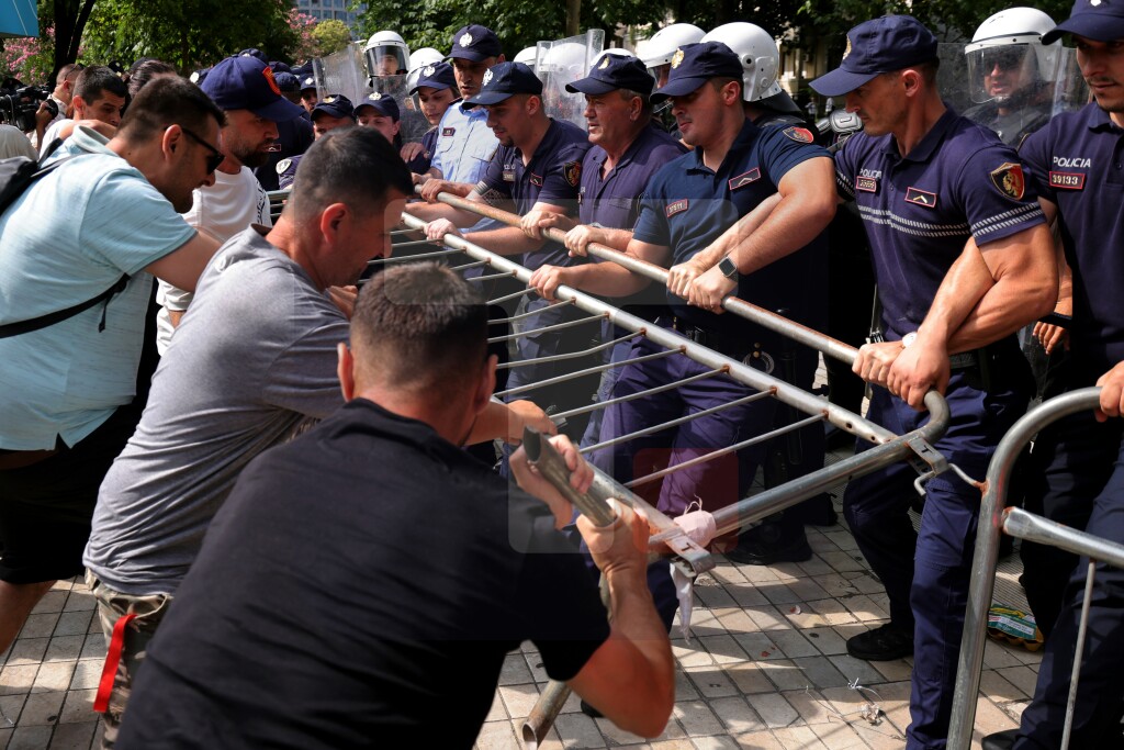 Albanija:Nastavljeni protesti protiv Rame i njegove vlade,policija upotrebila suzavac