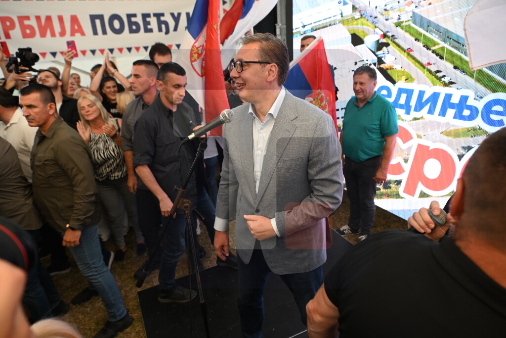 Vučića u Jadranskoj Lešnici kod Loznice dočekao veliki broj građana