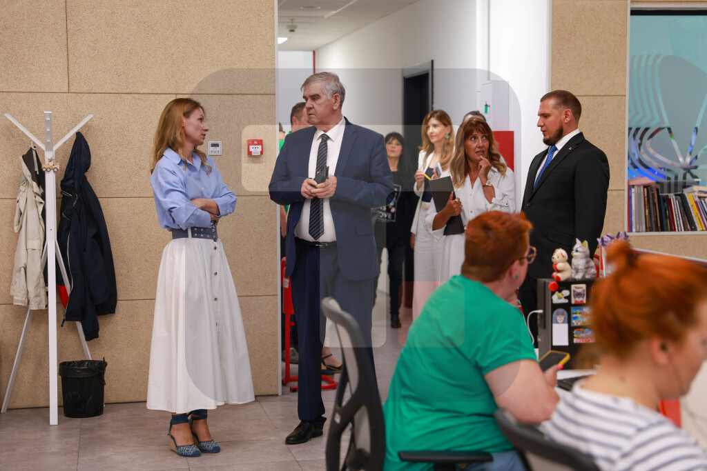 Beriša posetio manjinske redakcije RTV, sa urednicima o značaju manjinskih medija