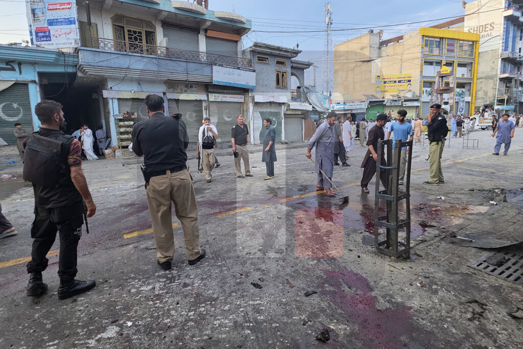 Najmanje 14 osoba poginulo u napadu bombaša-samoubice na severozapadu Pakistana