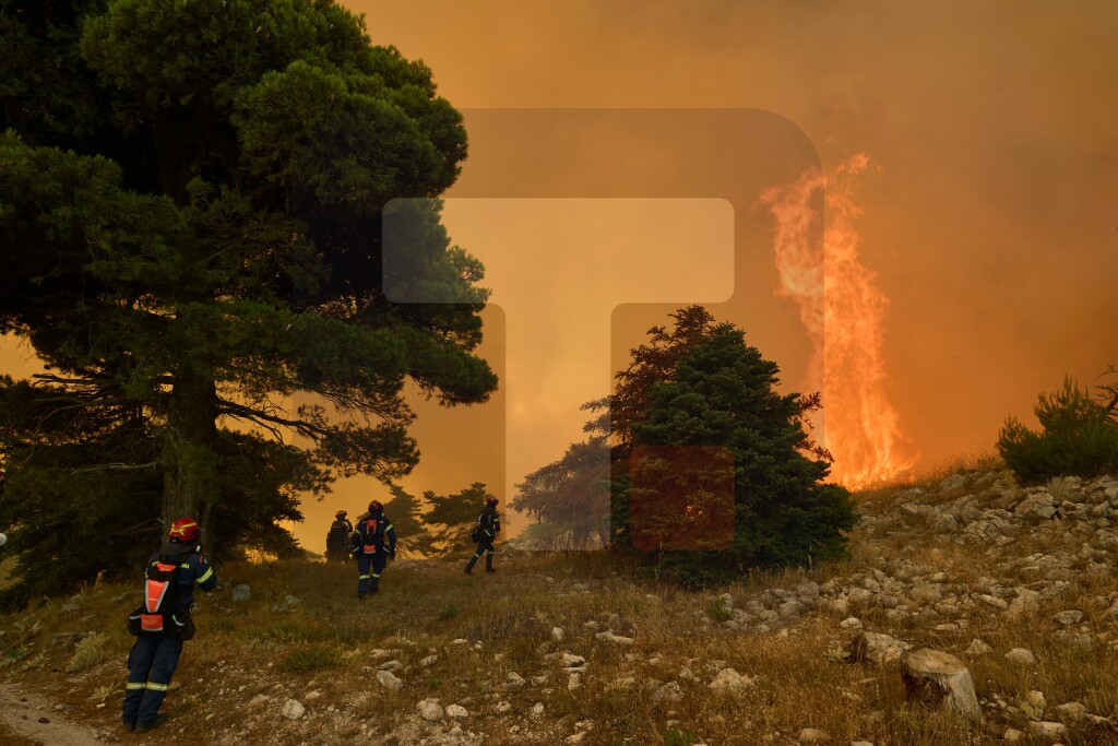 Grčki vatrogasci se i dalje bore sa požarima u Kandiliju i Psati na Atici