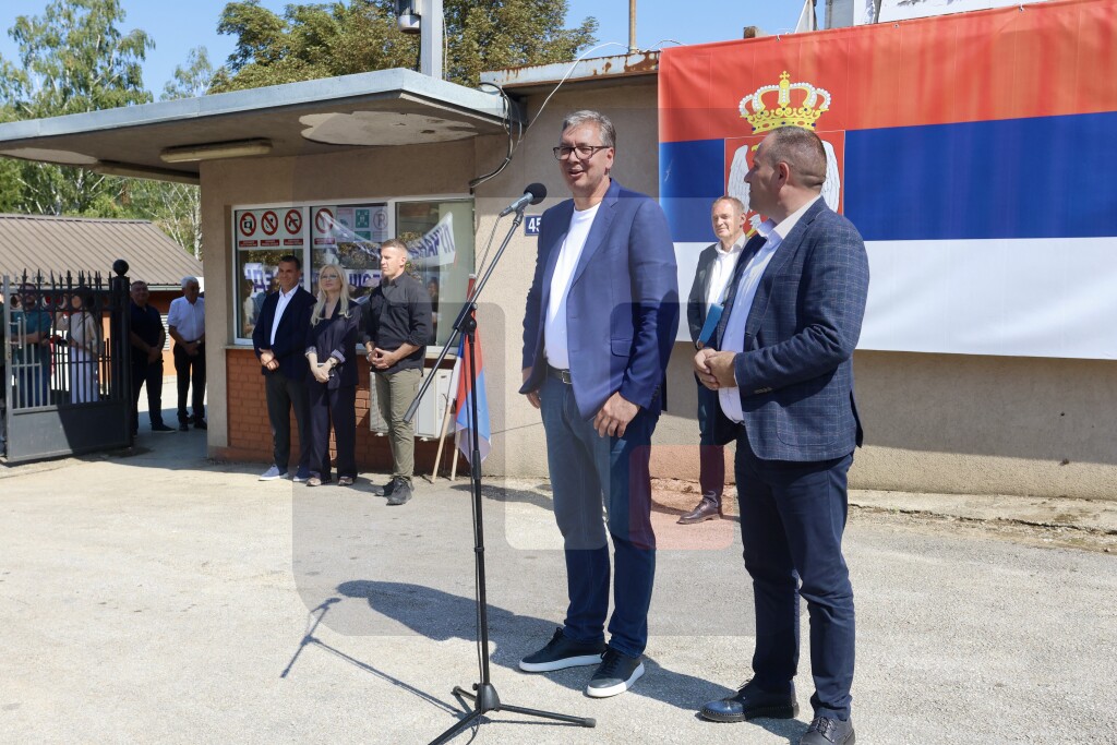 Vučić obilazi Industrijski  kombinat livnicu Guča, obraća se građanima