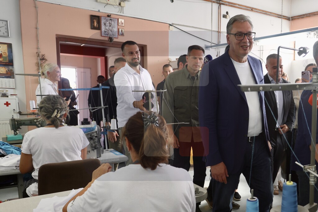 Vučić u poseti firmi sportske opreme Sportex u Arilju, obraća se građanima