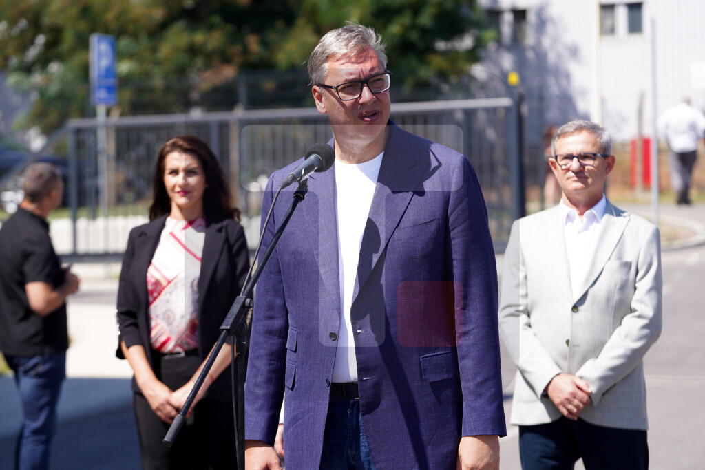 Vučić obilazi centar za pakovanje jaja sa farmi kompanije Agro Đole kod Jagodine