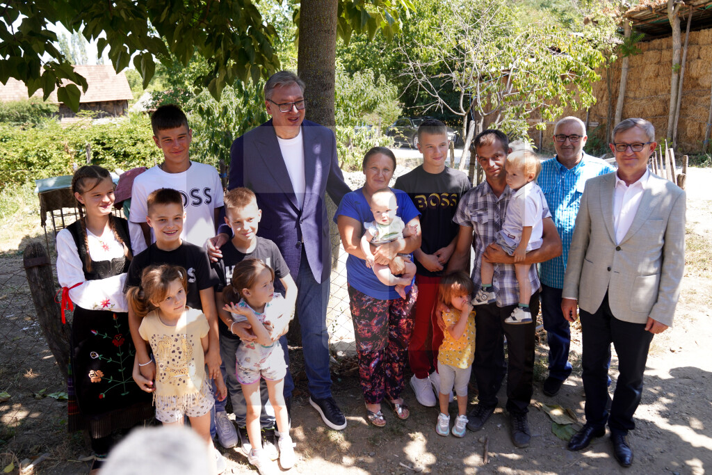 Vučić obilazi porodicu Jovanović u selu Sibnica u opštini Rekovac