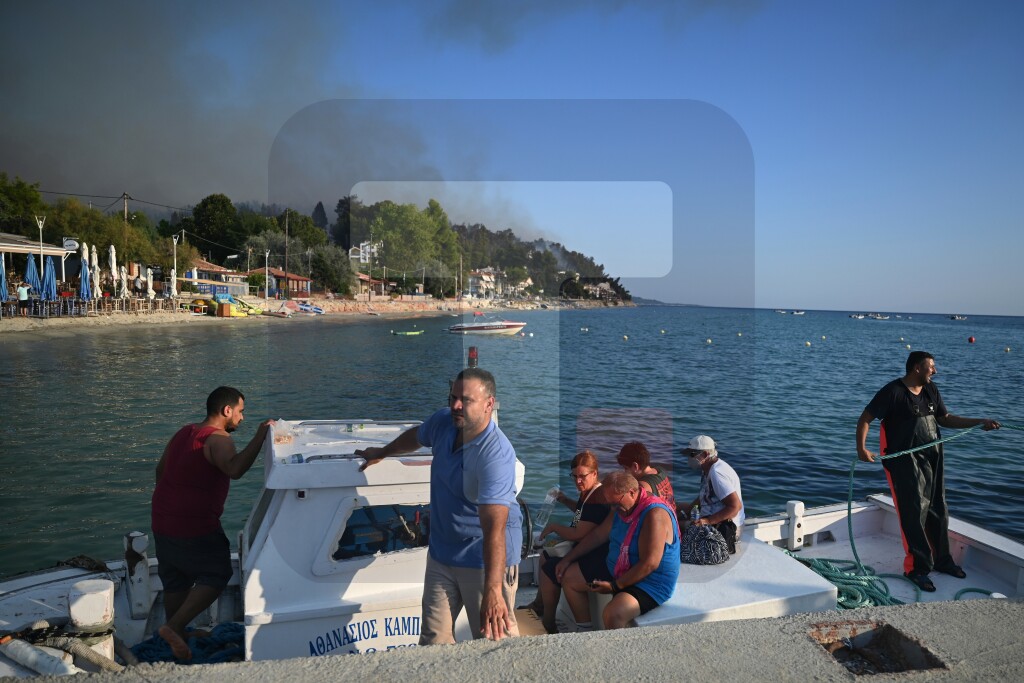Evakuacija iz letovališta Siviri na Hakidikiju zbog požara, vatra oštetila kuće