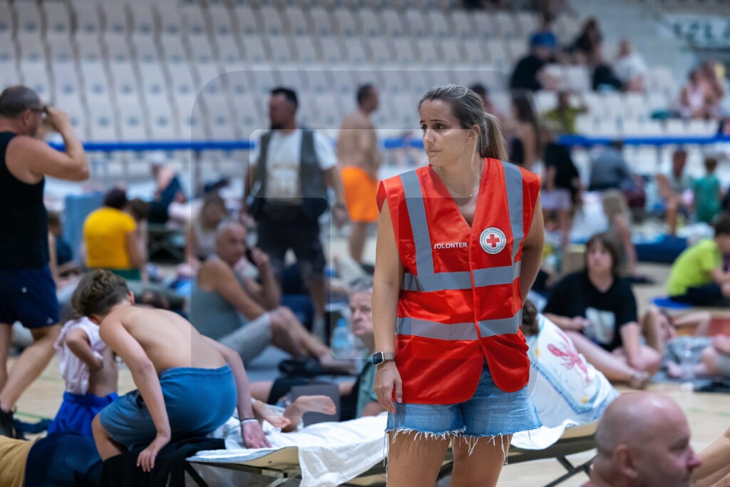 Omiš: U prihvatnom centru 1.500 evakuisanih od požara, još nema uslova za povratak