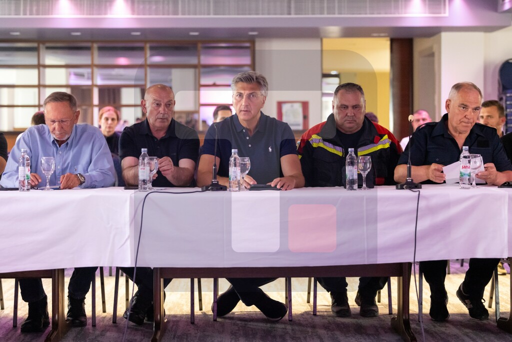 Plenković u Omišu: Požar je bio munjevit; Vlada će pomoći svima