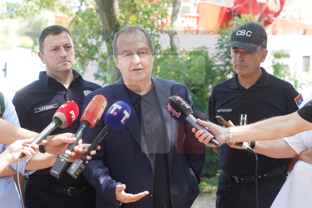 Dačić:Požar u Deliblatskoj peščari bliži se liniji odbrane koja će zaustaviti širenje