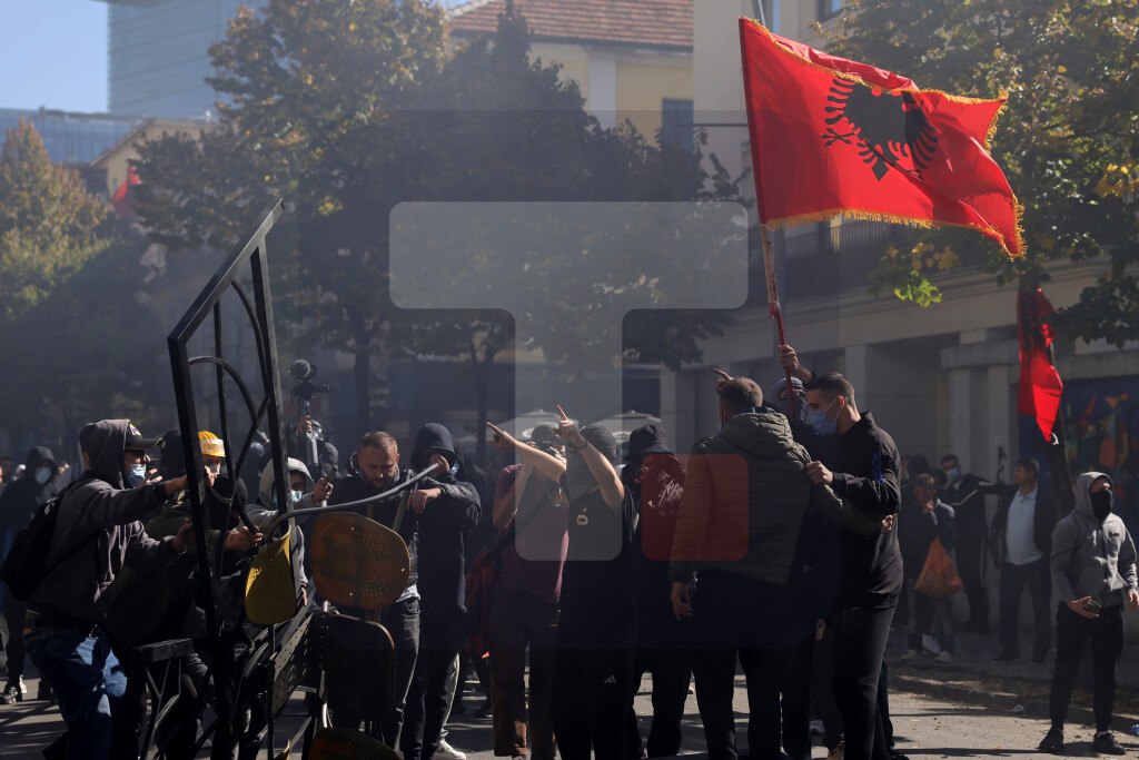 Demonstranti zapalili filijalu Iute Kredit u Tirani, dan nakon što je demolirana