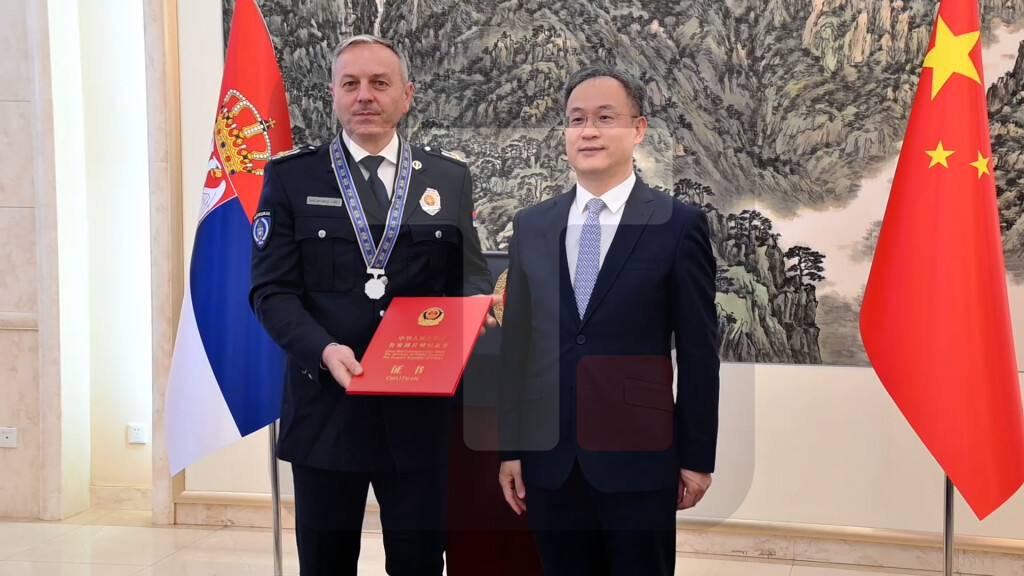 Pomoćnik načelnika Uprave policije Aleksandar Vasilijević primio medalju od ambasador NRK u Beogradu Li Minga