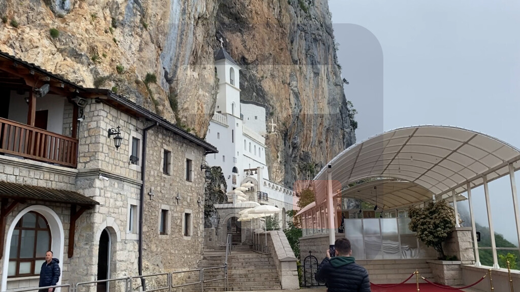 Veliki broj vernika pristiže u manastir Ostrog