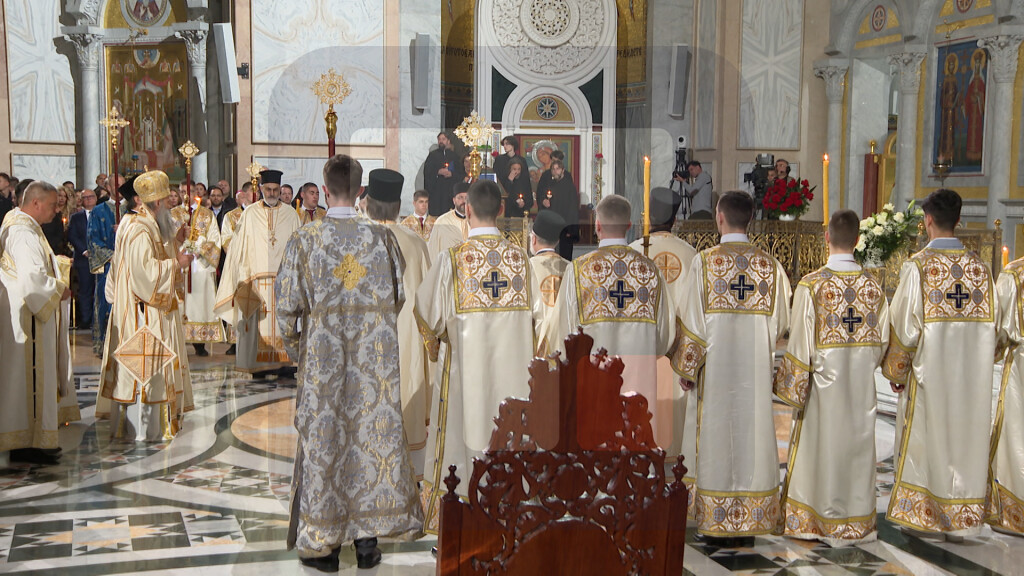 Vernici slave Vaskrs, patrijarh Porfirije u Hramu služi ponoćnu liturgiju
