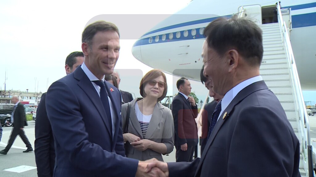 Kineski ministri prvi stigli u Beograd, dočekao ih potpredsednik vlade Mali