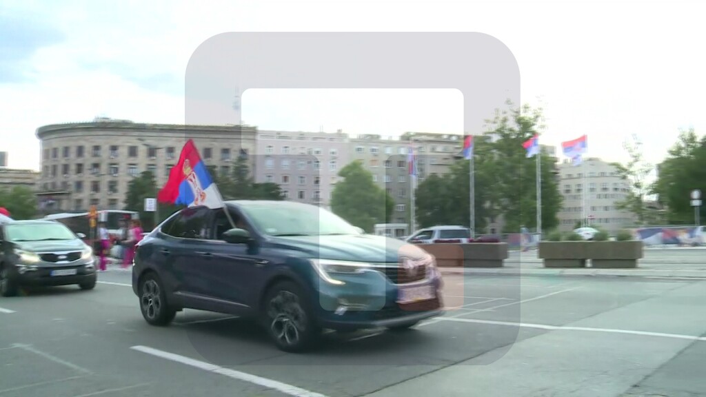 Automobili sa srpskim zastavama ispred Skupštine